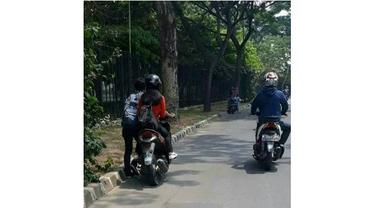 4 Kelakuan Budak Cinta di Jalanan Ini Bikin Tepuk Jidat