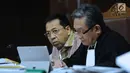 Terdakwa dugaan korupsi proyek e-KTP, Setya Novanto (kiri) menyimak keterangan saksi pada sidang lanjutan di Pengadilan Tipikor, Jakarta, Senin (5/3). Sidang mendengar keterangan saksi diantaranya, Irvanto Hendra Pambudi. (Liputan6.com/Helmi Fithriansyah)
