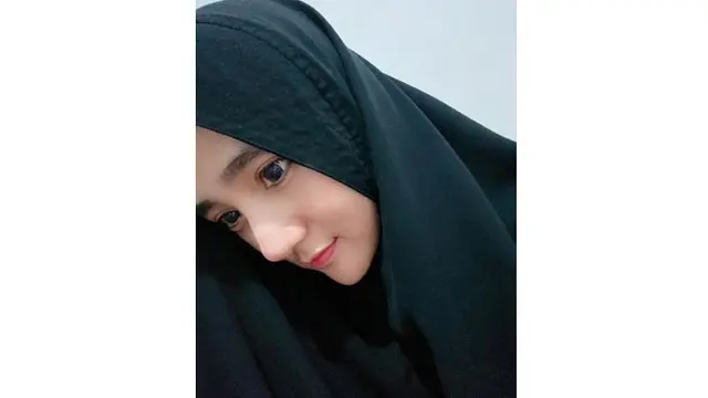 Wanita 24 tahun ini terlihat makin memesona dengan hijab berwarna hitam.