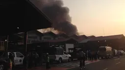 Sejumlah petugas mengamankan Terminal 2E yang terbakar di Bandara Soekarno Hatta, Jakarta, Minggu (5/7/2015). Hingga kini penyebab terjadinya kebakaran tersebut belum diketahui dan masih dalam penyelidikan. (Twitter@a_soekiangto)