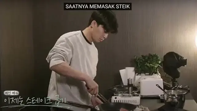 Park Seo Joon menjadi chef yang di andalkan di In The Soop: Friendcation. (Foto: Disney+ Hotstar)