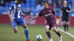 Gelandang Barcelona, Philippe Coutinho, berusaha melewati bek Deportivo La Coruna, Juanfran, pada laga La Liga di Stadion Riazor, Senin (30/4/2018). Barcelona menang 4-2 atas Deportivo La Coruna. (AP/Lalo R. Villar)