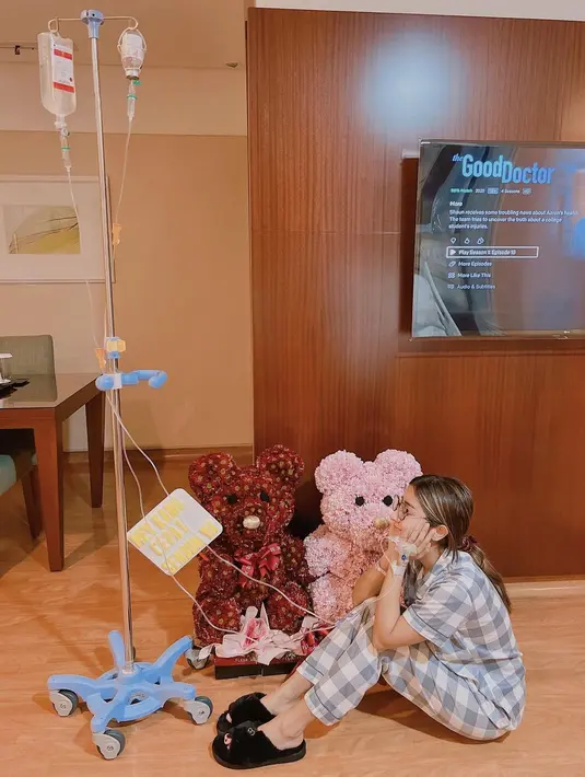 <p>Ghea Youbi juga mendapatkan beberapa hadiah, seperti buket bunga dan juga boneka lucu dari orang terdekat. (FOTO: instagram.com/gheayoubi/)</p>