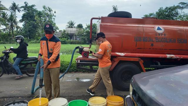 Pemkab Cilacap dan Pertamina Distribusikan air bersih di wilayah terdampak kebakaran tangki Kilang Pertamina. (Foto: Liputan6.com/BPBD Cilacap)