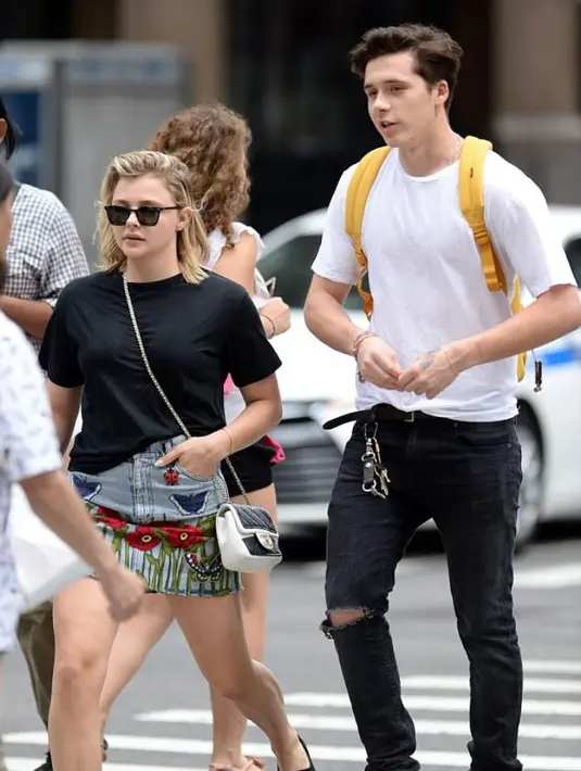 Cincin tersebut pun miliki inisial pasangan masing-masing. Chloe miliki cincin berinisial B, begitu pula sebaliknya. (Daily Mail)