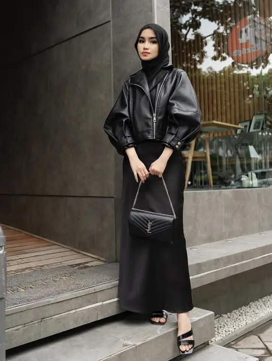 Tampil edge namun feminin dengan kulit jaket juga bisa, cukup dengan menggenakan long dress dan jaket kulit. Padukan dengan berbagai aksesori seperti sling bag dan sandal seperti gaya Sashfir ini. Dok. @sashfir.