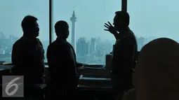 Menteri Yuddy Chrisnandi (tengah) berdialog dengan Gubernur DKI Jakarta, Basuki Tjahaja Purnama saat melakukan sidak ke Balai Kota di hari pertama kerja, Jakarta, Rabu (22/7/2015). (Liputan6.com/Herman Zakharia) 