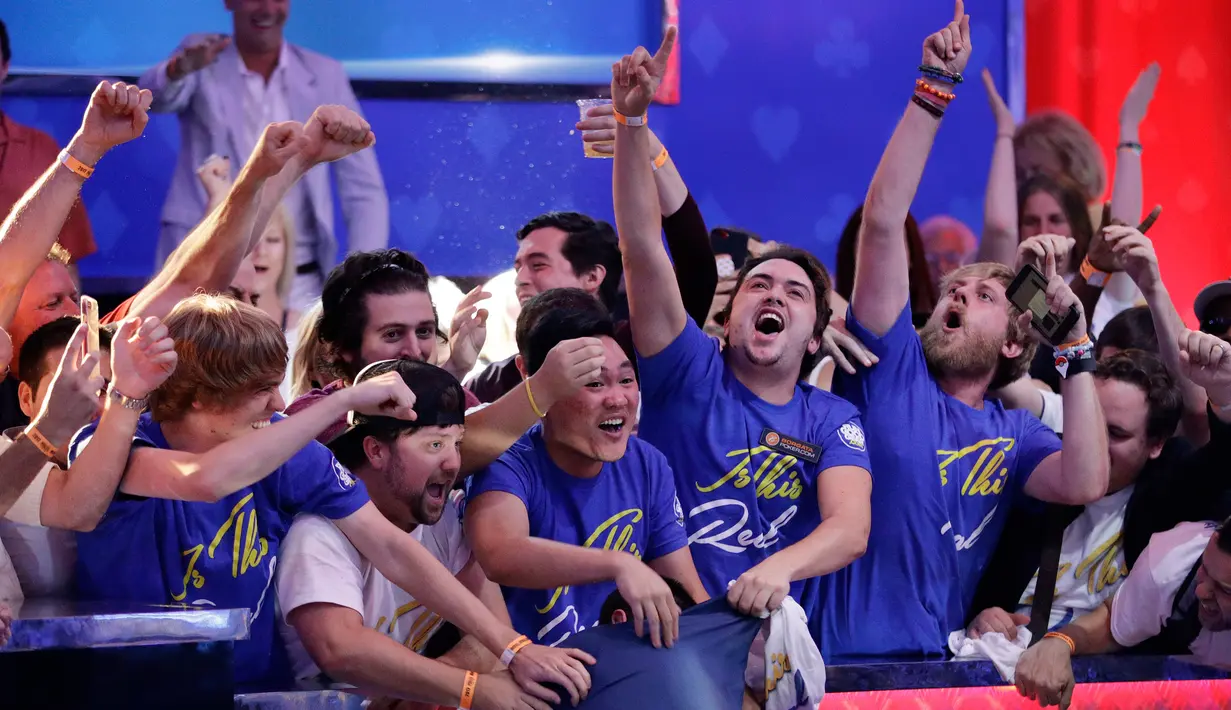Penggemar merayakan kemenangan Scott Blumstein dari AS dalam Kejuaraan Dunia Poker (World Series of Poker Main Event) di Las Vegas, Minggu (23/7). Blumstein berhasil membawa pulang 8.15 juta US Dolar atau sekitar Rp 106,7 miliar (AP Photo/John Locher)
