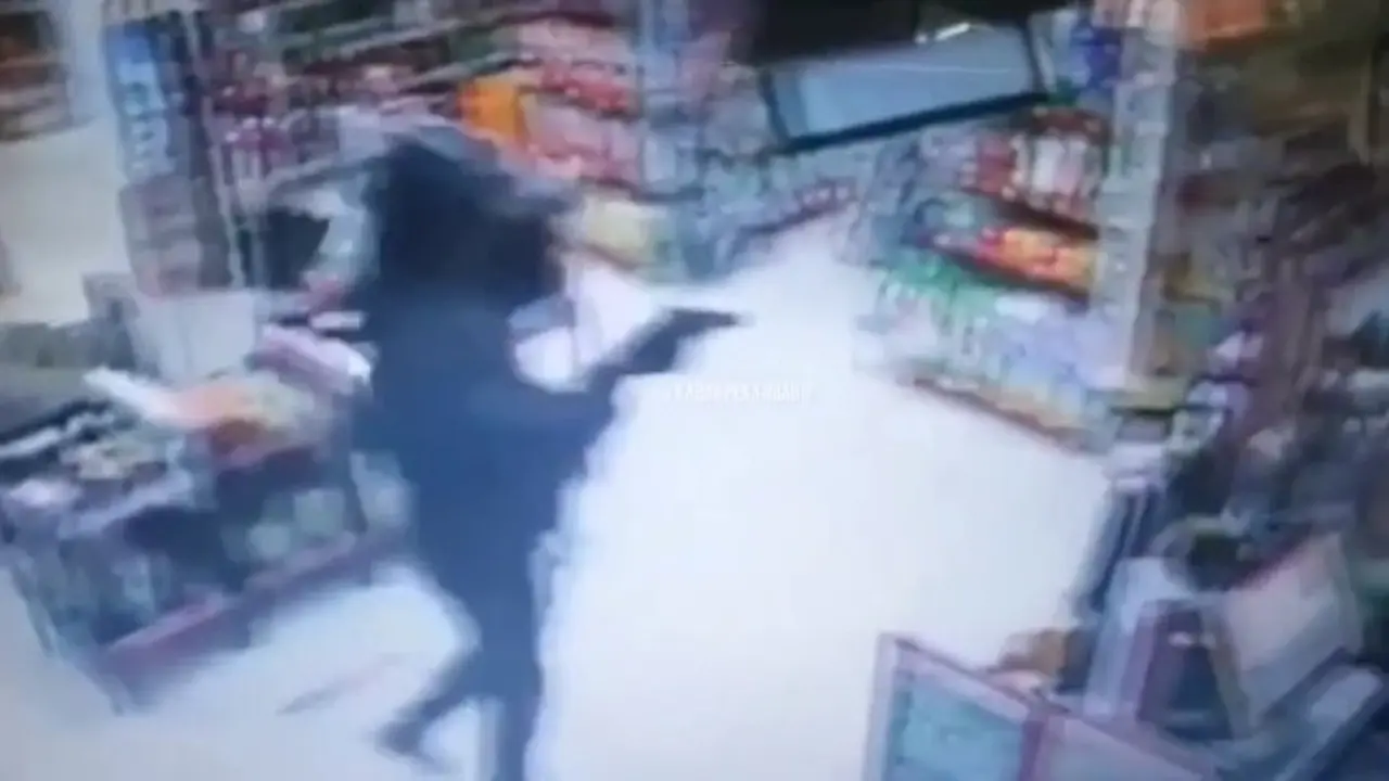 Tangkapan layar rekaman CCTV perampokan diduga menggunakan senjata api di Alfamart.