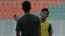 Pemain Timnas Indonesia U-19, Sutan Zico, berdiskusi dengan rekannya saat latihan di Stadion Pakansari, Bogor, Senin (30/9). Latihan ini merupakan persiapan jelang Piala AFF U-19 di Vietnam. (Bola.com/Vitalis Yogi Trisna)