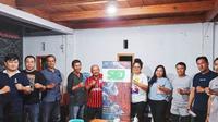 Usai diskusi yang digelar oleh SIEJ Simpul Sulut dengan menghadirkan sejumlah penggiat lingkungan, Jumat (1/12/2023), di Sekretariat SIEJ, Kelurahan Malalayang 1 Timut, Kecamatan Malalayang, Kota Manado, Sulut. (Foto: Yoseph Ikanubun/Liputan6.com)