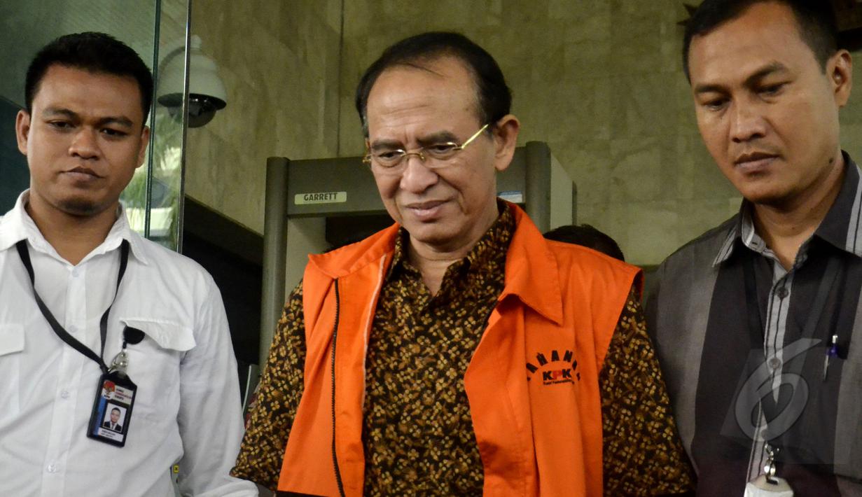 Suryadharma Ali terlihat lelah usai menjalani pemeriksaan di KPK, Jakarta, Selasa (21/4/2015). .(Liputan6.com/Yoppy Renato)