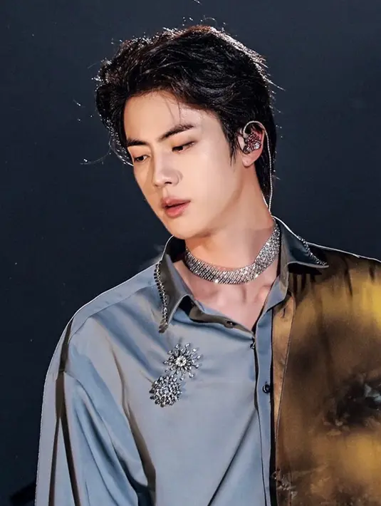 Meski kerap menganti warna rambut, pesona Jin kala kembali dengan warna hitam sempat membuat penggemarnya terkejut. Perpaduan wajah dan kulitnya yang putih menjadikan Jin cocok disebut visualnya BTS.  (Liputan6/Twitter/@BTS_official)