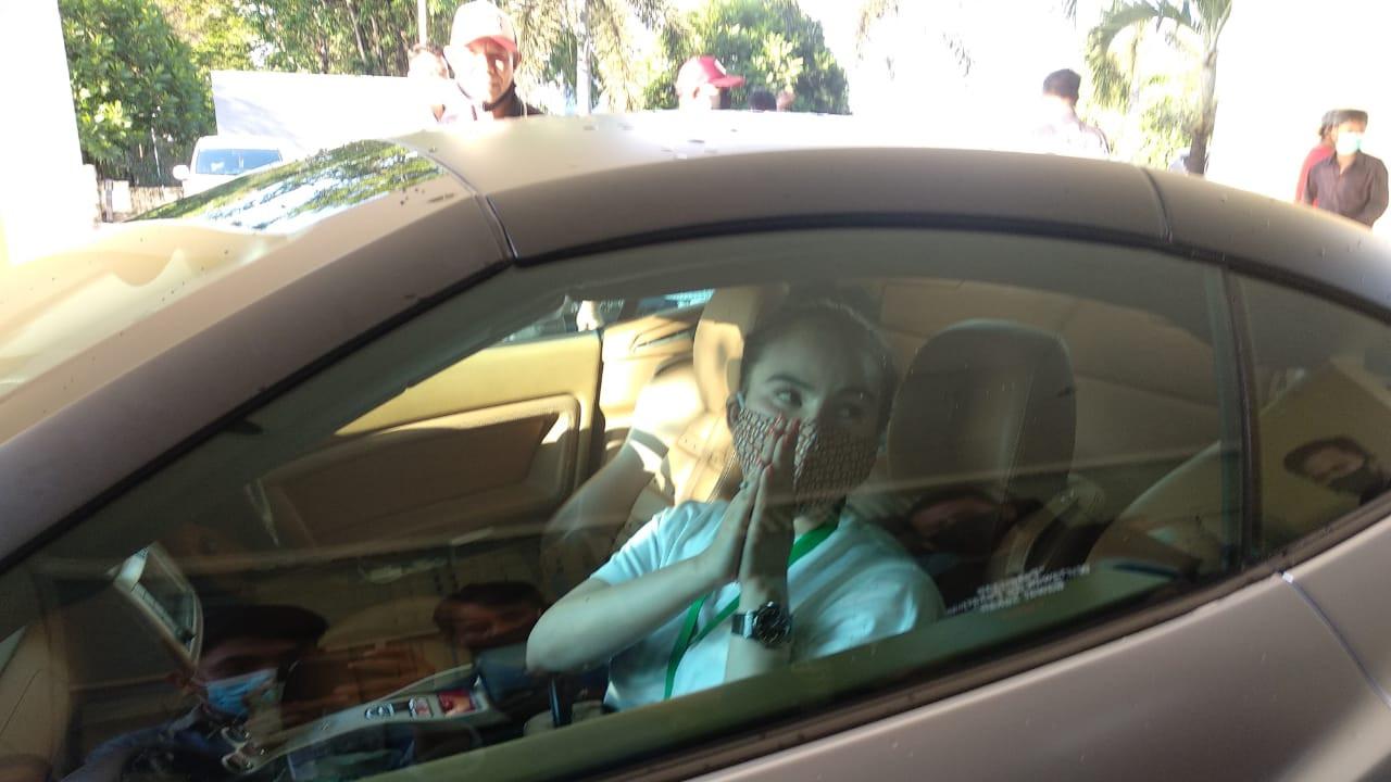 Shintia saat datang ke RSUP Kandou Manado untuk pemeriksaan kesehatan dengan menunggangi mobil mewah jenis Ferarri.