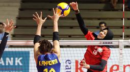 Pemain Timnas Bola Voli Putri Indonesia, Megawati Hangestri Pertiwi melakukan spike ke arah pemain Timnas Bola Voli Putri Thailand saat laga Grup A Bola Voli Putri SEA Games 2023 di Olympic Complex Indoor Main Hall, Phnom Penh, Kamboja, Selasa (09/05/2023). (Bola.com/Abdul Aziz)
