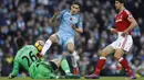 Gelandang Manchester City, Jesus Navas, berebut bola dengan kiper Middlesbrough, Victor Valdes,  pada laga Premier League di Ettihad Stadium, Inggris, Sabtu (5/11/2016). Kedua tim bermain imbang 1-1. (Reuters/Carl Recine)