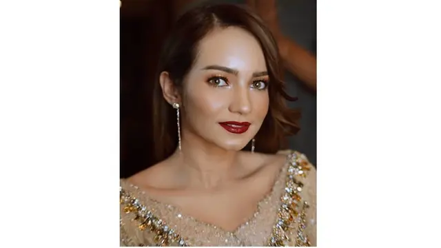 Tak hanya makeupnya yang tebal, gaya rambutnya juga tampak rapi dan stylish.