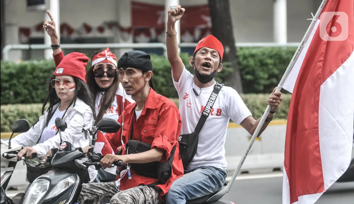 Warga membawa atribut Merah Putih saat melakukan pawai Hari Kemerdekaan ke-77 Republik Indonesia (RI) di Jakarta, Rabu (17/8/2022). Pawai tersebut digelar dalam rangka merayakan Hari Kemerdekaan setelah perayaan sempat ditiadakan selama dua tahun akibat pandemi Covid-19. (merdeka.com/Iqbal S Nugroho)