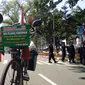 Sariban terus mengingatkan warga Bandung untuk tidak membuang sampah sembarangan pada pawai Obor Asian Games di Kota Bandung. (Liputan6.com/Cakrayuri Nuralam)