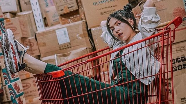 Jarang Muncul di Layar Kaca, Ini 7 Potret Terbaru Olivia Jensen yang Makin Memesona