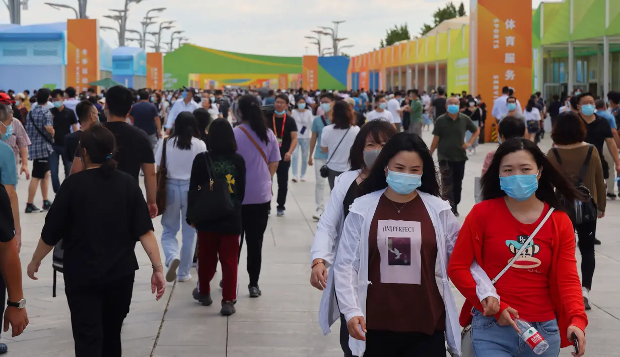 Orang-orang mengunjungi area ekshibisi Pameran Perdagangan Jasa Internasional China (China International Fair for Trade in Services/CIFTIS) 2020 di Beijing, ibu kota China, pada 8 September 2020. CIFTIS 2020 akan berakhir pada 9 September. (Xinhua/Xing Guangli)