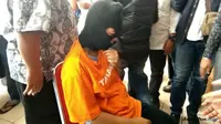 Tersangka pembunuh dan pembuang bayi kembarnya di tong sampah. (Siti Fatonah/ JawaPos.com)