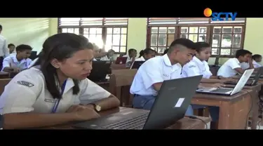 Pelaksanaan UNBK yang di beberapa daerah yang digelar hari ini masih bermasalah. Di Kupang, NTT, karena kurangnya komputer, pihak sekolah berinisiatif meminjam laptop guru dan orangtua siswa untuk pelaksanaan UNBK.