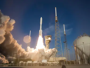 Roket Atlas V United Launch Alliance yang mengangkut Mars Perseverance milik NASA diluncurkan dari Kompleks Peluncuran Antariksa 41 di Pangkalan AU Tanjung Canaveral, Florida, AS, 30 Juli 2020. Peluncuran ini untuk mencari tanda-tanda kehidupan masa lampau di Planet Merah. (Xinhua/NASA/Joel Kowsky)