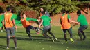 Gelandang Timnas Indonesia U-19, Syahrian Abimanyu, menendang bola saat latihan di Paju National Football Centre, Gyeonggi, Minggu (29/10/2017). Persiapan dilakukan Timnas U-19 jelang laga Kualifikasi Piala Asia 2018. (Bola.com/Media PSSI)