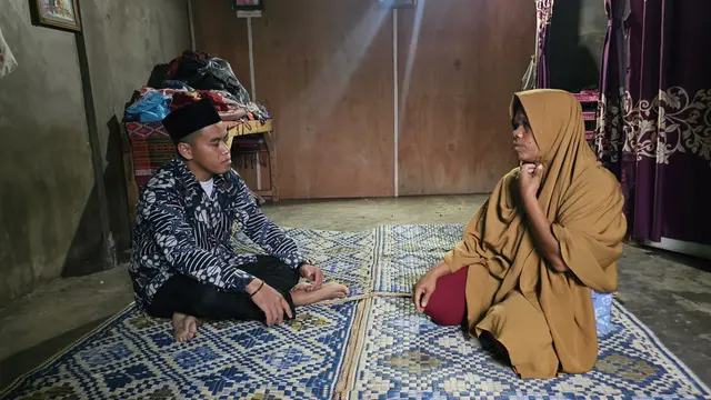 Ustad Muhammad Syaban saat mendatangi rumah warga muslim di Onan Runggu, Kabupaten Samosir, Sumatera Utara (Liputan6.com/Dicky Agung Prihanto)