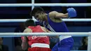 Petinju Indonesia, Farrand Papendang (kaus biru) dipaksa mengakui ketangguhan petinju Vietnam, Nguyen Van Hai di SingaporeExpo, SIngapura, Senin (8/6/2015). Farrand Papendang melancarkan pukulan ke arah Nguyen Van Hai. (Liputan6.com/Helmi Fithriansyah)