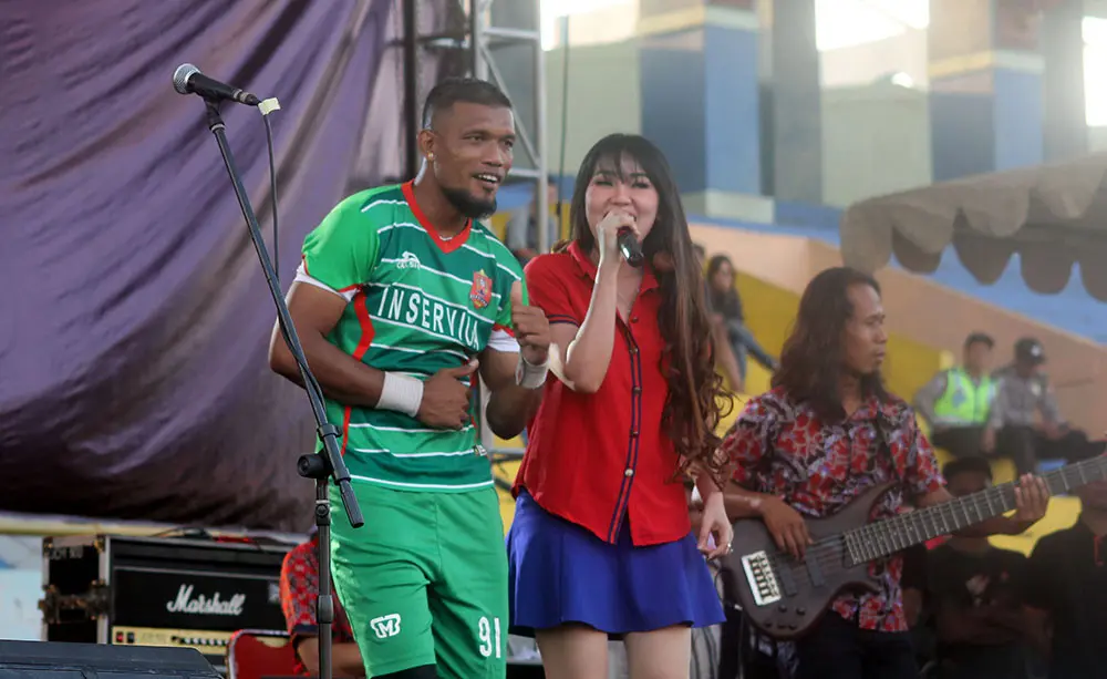 Launching Persijap di Jepara, Sabtu (15/4/2017) berlangsung meriah dengan hiburan musik dangdut. (Bola.com/Ronald Seger)