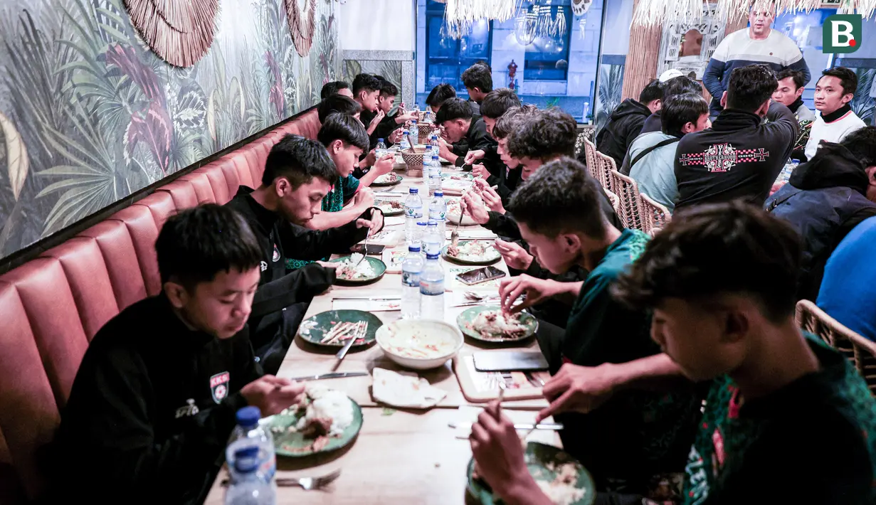 Makan malam tersebut serasa menjadi pelepas rindu bagi para pemain KKS sebelum bertolak pulang menuju Indonesia. Mereka akan kembali ke Tanah Air pada besok siangnya. (Bola.com/Bagaskara Lazuardi)