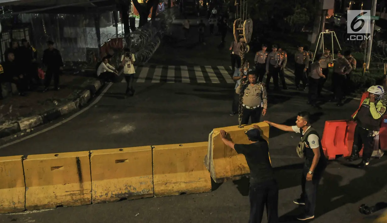 Petugas Dishub DKI dibantu polisi memasang pembatas beton dan kawat berduri di perempatan Jalan Imam Bonjol, Jakarta Pusat, Senin (20/5/2019). Menjelang pengumuman hasil Pemilu 2019 puluhan personel gabungan Polisi dan Brimob juga telah bersiaga di sekitar kantor KPU. (merdeka.com/Iqbal S Nugroho)