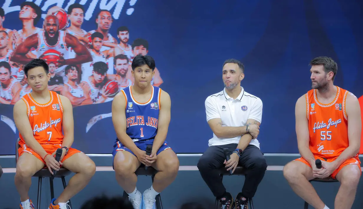 Mengusung tagline 'Nyalakan Pelitamu' Pelita Jaya Jakarta mengincar gelar juara kelima mereka pada gelaran IBL 2026 ini. Tampak dalam foto, pemain dan pelatih Pelita Jaya Jakarta saat mengikuti acara perkenalan skuad untuk mengarungi Indonesian Basketball League (IBL) 2026 di The Convergence Indonesia, Kuningan, Jakarta Selatan, Kamis (8/1/2026). (Bola.com/M Iqbal Ichsan)