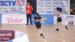 Selebritas Indonesia, Aqeela Calista (kiri) bersaing dengan Maria Vania saat berlomba pada cabang olahraga lari estafet 400 meter nomor campuran Turnamen Olahraga Selebriti Indonesia (TOSI) di GOR UNJ, Rawamangun, Jakarta, Minggu (30/07/2023). Timnya berhasil finis dengan catatan waktu 1 menit 0,59 detik. (Bola.com/Bagaskara Lazuardi)