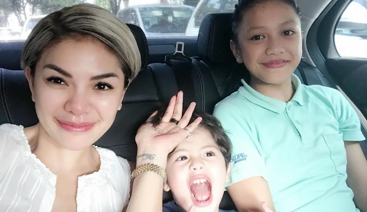 Saat dirinya sedang sedih, perempuan 32 tahun itu mengaku tak ada yang bisa menghiburnya. Meskipun ada yang menghibur, ia mengaku masih tetap merasakan sedih. (Instagram/nikitamirzanimawardi_17)