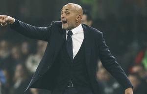 Pelatih Juventus, Luciano Spalletti, memberikan arahan kepada timnya saat pertandingan Serie A antara Cremonese dan Juventus di Cremona, Italia, Sabtu, 1 November 2025. (Alberto Mariani/LaPresse via AP)&nbsp;&nbsp;&nbsp;