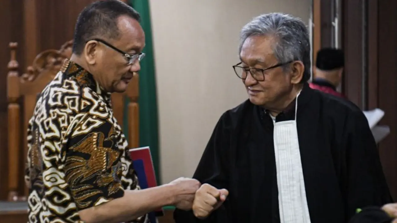Mantan narapidana kasus suap penanganan perkara di Mahkamah Agung (MA) Nurhadi berbincang dengan Kuasa Hukum Maqdir Ismail.