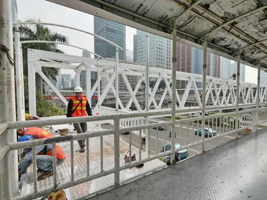 Pejalan kaki melintas di Jembatan Penyebrangan Orang (JPO) Dukuh Atas, Jakarta, Rabu (3/10). Rencananya Pemprov DKI Jakarta akan merelokasi JPO Dukuh Atas namun belum dapat dipastikan kapan dilaksanakan. (Liputan6.com/Herman Zakharia)