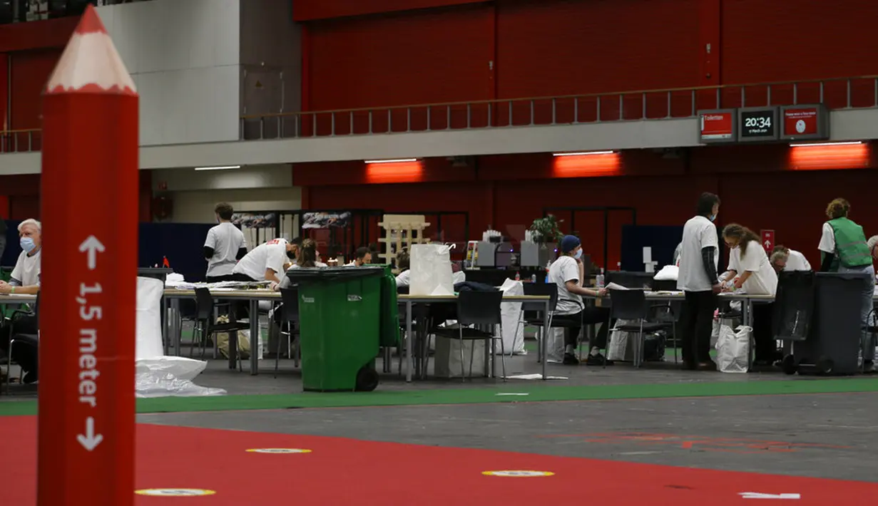 Suasana pemungutan suara di aula pusat kongres tempat penghitungan suara dalam pemilihan umum di Amsterdam, Belanda, Rabu (17/3/2021). Pemilu digelar selama tiga hari untuk memungkinkan warga memilih dengan aman selama pandemi virus corona COVID-19. (AP Photo/Peter Dejong)