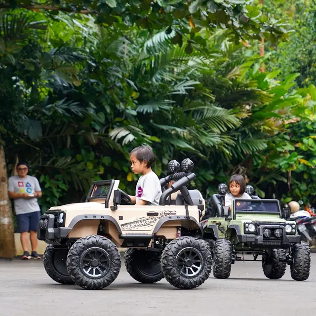 Pengungjung menaiki ATV di Jakarta Escape City Park