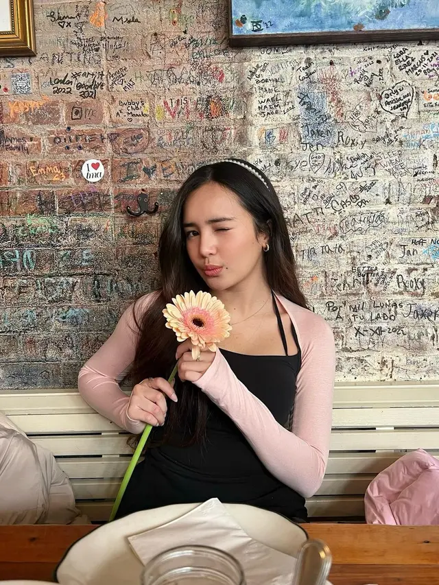 Gaya Manis Beby Tsabina Setelah New York Fashion Week dengan Outfit Bernuansa Black Pink