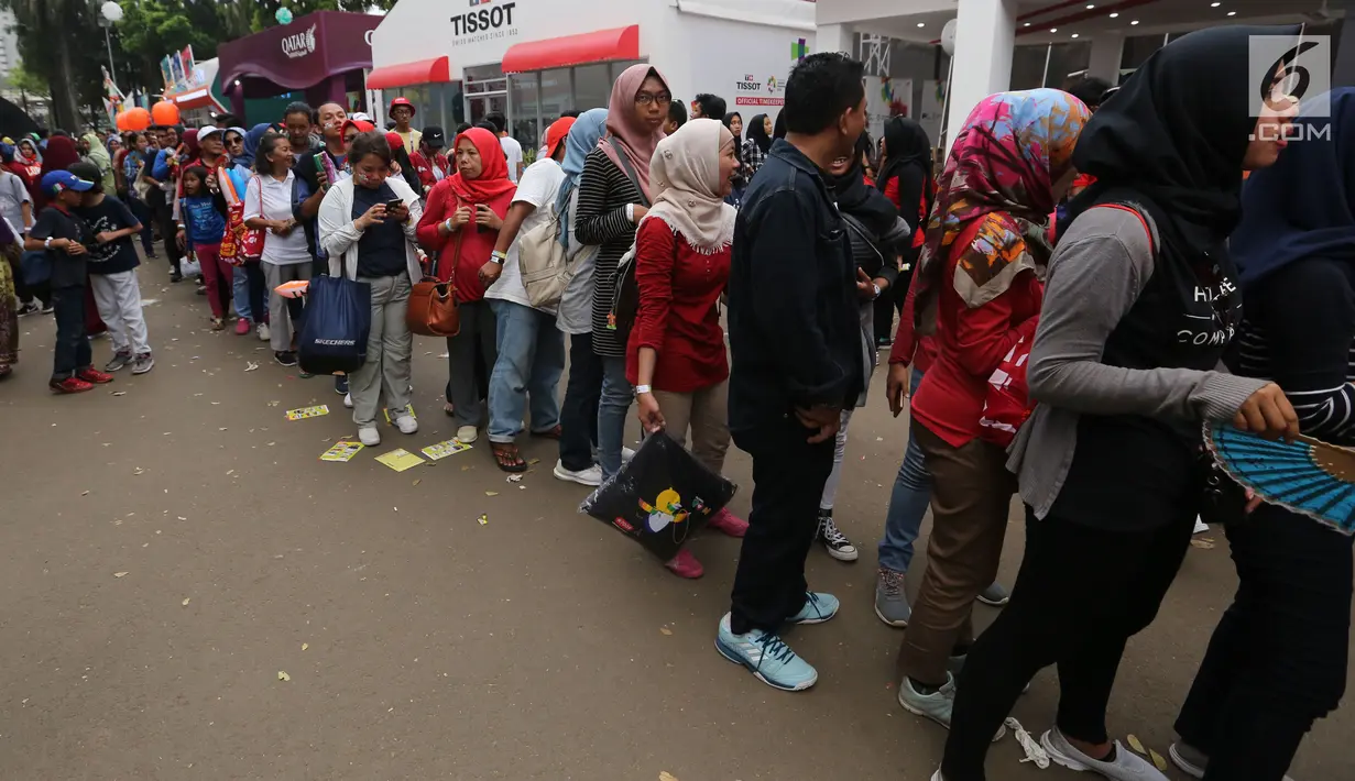 Pengunjung antre menuju Merchandise Superstore jelang Closing Ceremony Asian Games 2018 di kawasan Gelora Bung Karno, Jakarta, Minggu (2/9). Mereka rela antre berjam-jam sebelum toko dibuka. (Liputan6.com/Fery Pradolo)