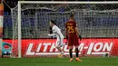 Pemain AC Milan, Davide Calabria berselebrasi setelah mencetak go ke gawang AS Roma pada laga pekan ke-26 Serie A di Stadion Olimpico, Senin (26/2). AC Milan yang bertindak sebagai tamu menang 2-0 atas tuan rumah AS Roma. (AP/Alessandra Tarantino)