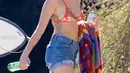 Berlibur di pantai, Liam dan Miley tentunya mengenakan busana yang sesuai dengan aktivitasnya saat itu. Liam yang bertelanjang dada namun mengenakan celana berselancar warna hitam. (doc.dailymail.com)
