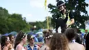 Polisi wanita berkuda yang sedang berpatroli tampak tersenyum kepada peserta Festival Glastonbury di Worthy Farm, Somerset, Inggris, 25 Juni 2015.  (REUTERS/Dylan Martinez) 