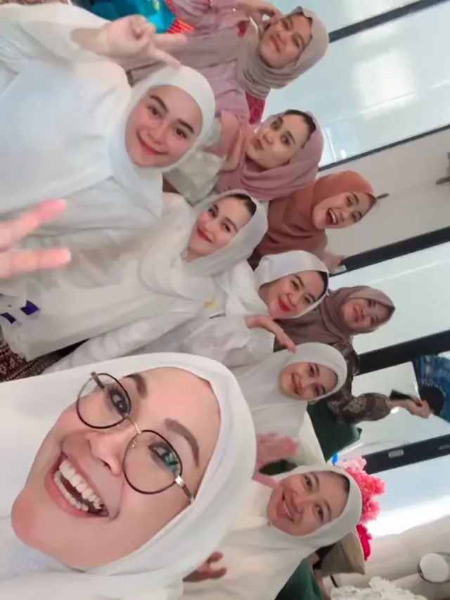 Gaya Kerudung Ayu Ting Ting Saat Pengajian. [@mom_ayuting2_]