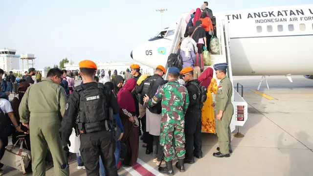 TNI  mengevakuasi 110 Warga Negara Indonesia (WNI) yang beberapa hari sempat terjebak dalam situasi perang saudara di Sudan.