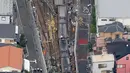 Pandangan dari udara menunjukkan kereta tergelincir setelah menabrak truk di Yokohama, Prefektur Kanagawa, Jepang, Kamis (5/9/2019). Setidaknya tiga gerbong terdepan dari total delapan gerbong, anjlok dari rel dan dalam kondisi terguling. (JIJI PRESS/AFP)